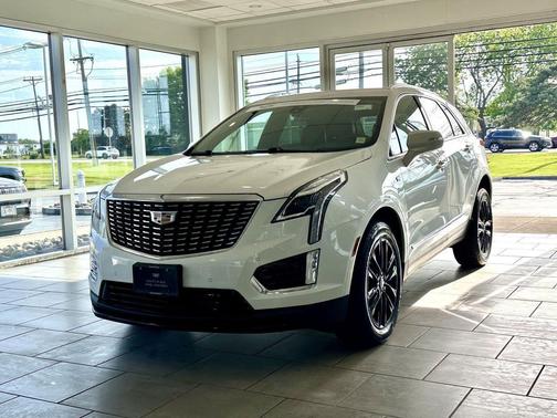 Crystal White Tricoat 2024 Cadillac XT5 Luxury