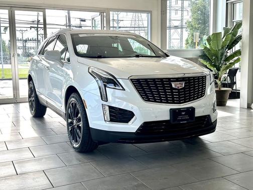 Crystal White Tricoat 2024 Cadillac XT5 Luxury