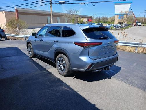 Moon Dust 2023 Toyota Highlander XLE