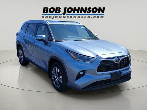 Moon Dust 2023 Toyota Highlander XLE