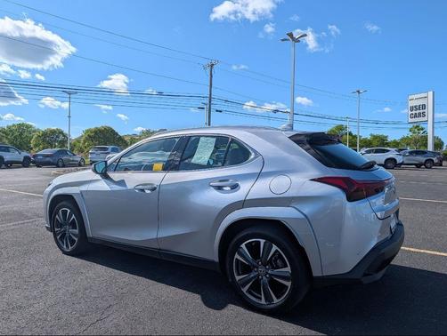 Iridium 2023 Lexus UX 250h Base