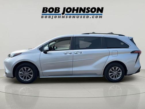 2022 Toyota Sienna LE