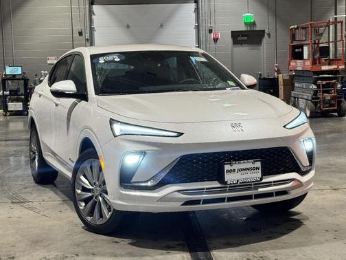 White Frost Tricoat 2025 Buick Envista Avenir FWD