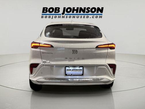 White Frost Tricoat 2025 Buick Envista Avenir FWD