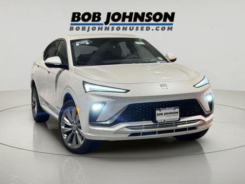 White Frost Tricoat 2025 Buick Envista Avenir FWD