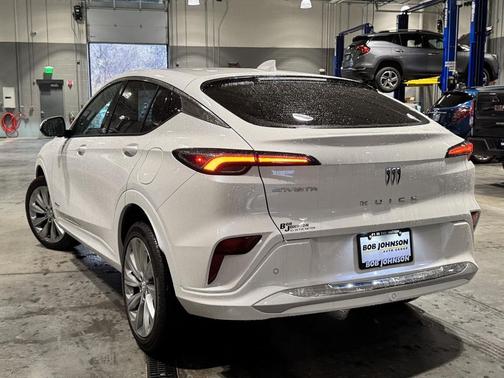 White Frost Tricoat 2025 Buick Envista Avenir FWD