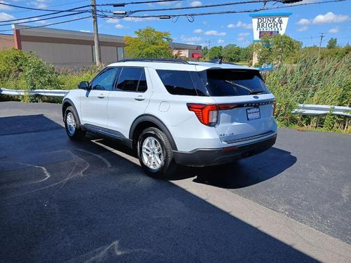 Space White Metallic 2025 Ford Explorer Active