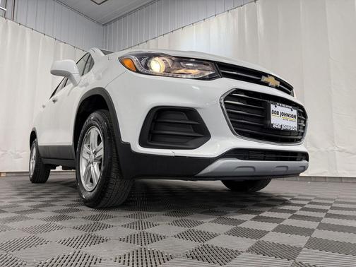 Summit White 2019 Chevrolet Trax LT
