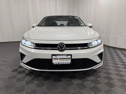 Opal White Pearl 2025 Volkswagen Jetta 1.5T SE