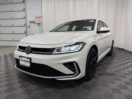 Opal White Pearl 2025 Volkswagen Jetta 1.5T SE