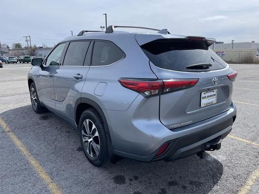 Moon Dust 2021 Toyota Highlander XLE