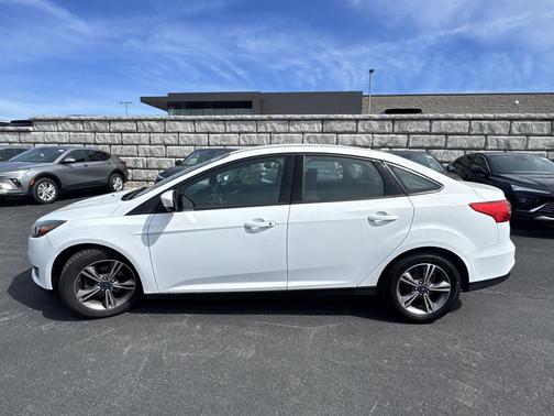 Oxford White 2018 Ford Focus SE