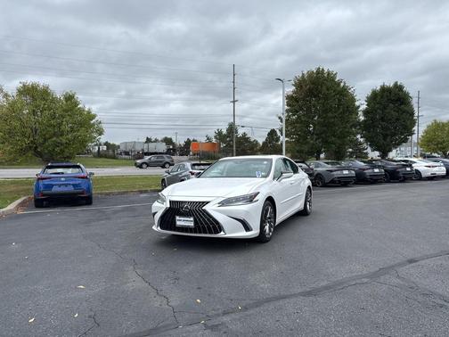 2024 Lexus ES 300h Ultra Luxury