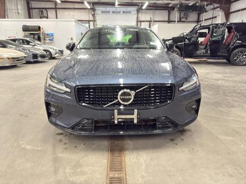 2024 Volvo S60 B5 Core Dark Theme