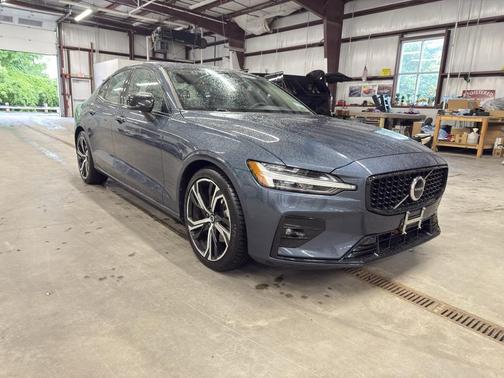 2024 Volvo S60 B5 Core Dark Theme