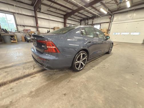 2024 Volvo S60 B5 Core Dark Theme