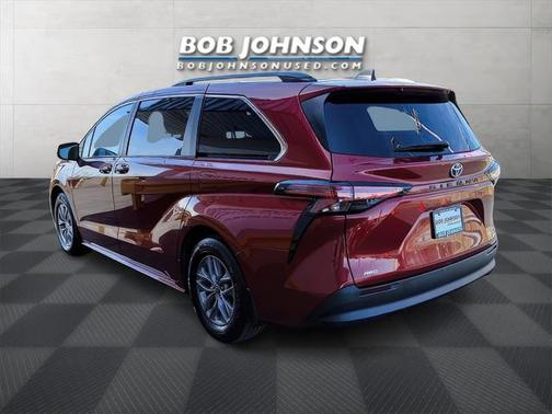 2022 Toyota Sienna LE