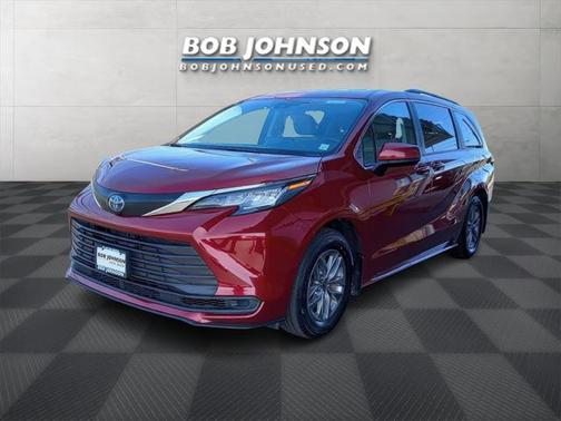 2022 Toyota Sienna LE