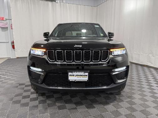 Diamond Black Crystal Pearlcoat 2025 Jeep Grand Cherokee Limited