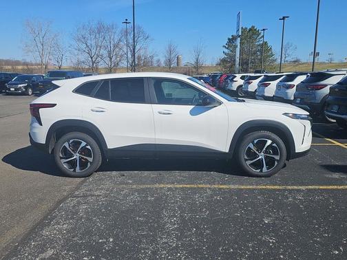 Summit White 2024 Chevrolet Trax FWD 1RS