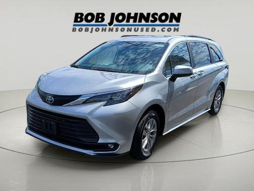 Celestial Silver Metallic 2025 Toyota Sienna XLE