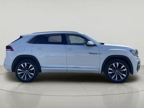 Oryx White Pearl 2022 Volkswagen Atlas Cross Sport 3.6L V6 SEL Premium R-Line