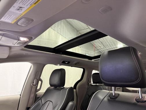 Velvet Red Pearlcoat 2022 Chrysler Pacifica Limited