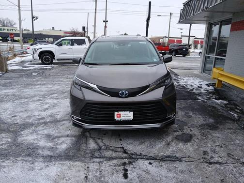 2024 Toyota Sienna XLE