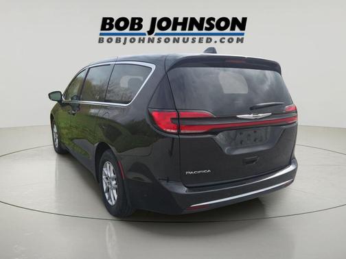 Brilliant Black Crystal Pearlcoat 2023 Chrysler Pacifica Touring L