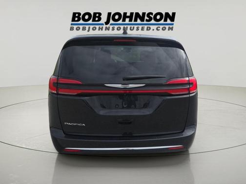 Brilliant Black Crystal Pearlcoat 2023 Chrysler Pacifica Touring L