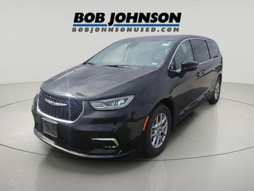 Brilliant Black Crystal Pearlcoat 2023 Chrysler Pacifica Touring L