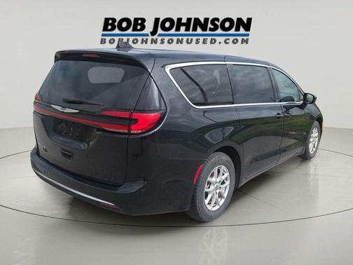 Brilliant Black Crystal Pearlcoat 2023 Chrysler Pacifica Touring L