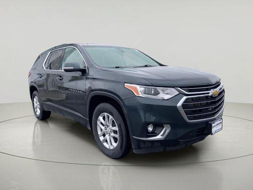 Graphite Metallic 2020 Chevrolet Traverse LT Cloth