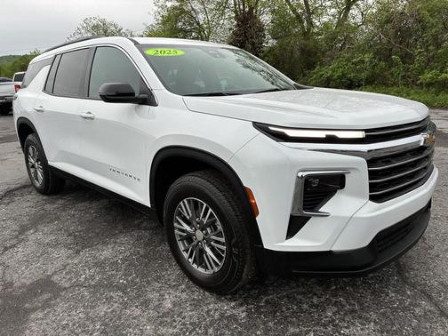 Summit White 2025 Chevrolet Traverse LT