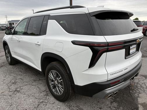 Summit White 2025 Chevrolet Traverse LT