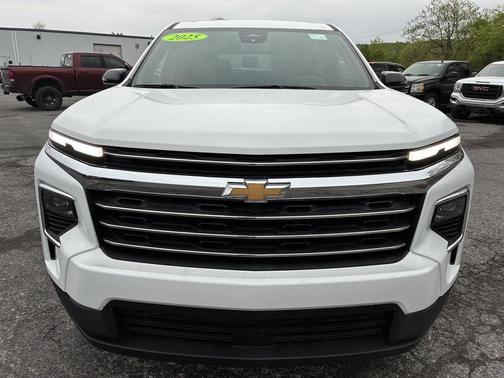 Summit White 2025 Chevrolet Traverse LT