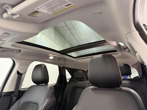 Star White Metallic Tri-Coat 2022 Ford Escape SEL
