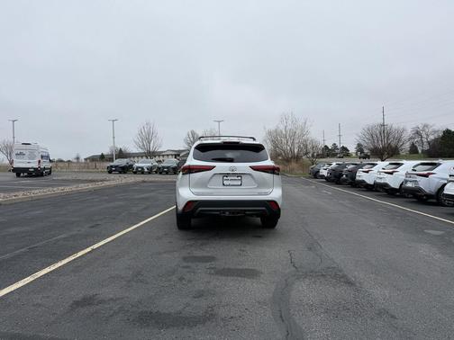 Wind Chill Pearl 2023 Toyota Highlander XLE