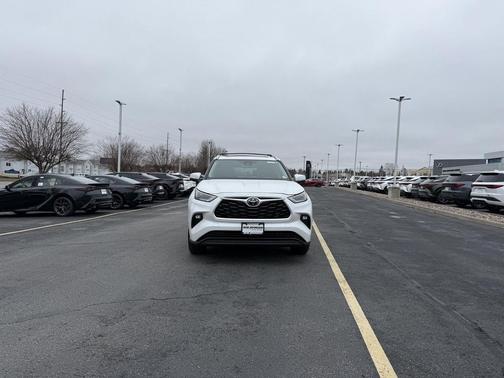 Wind Chill Pearl 2023 Toyota Highlander XLE