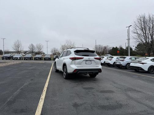 Wind Chill Pearl 2023 Toyota Highlander XLE