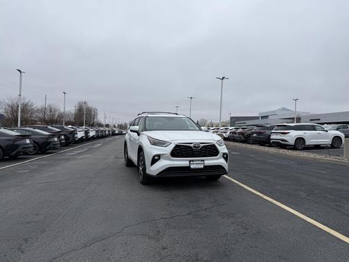 Wind Chill Pearl 2023 Toyota Highlander XLE