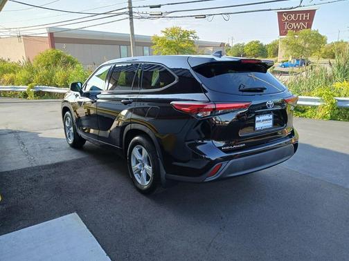 2022 Toyota Highlander LE
