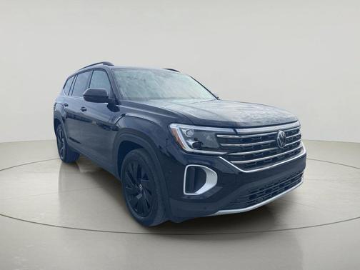 Deep Black Pearl 2024 Volkswagen Atlas 2.0T SE w/Technology 4MOTION
