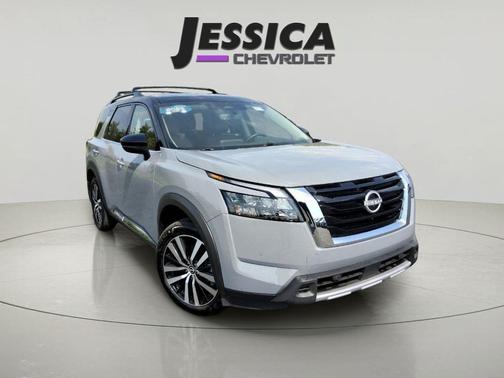 Solid Gray/Super Black 2025 Nissan Pathfinder Platinum 4WD