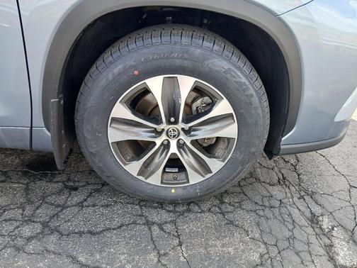 Moon Dust 2022 Toyota Highlander XLE