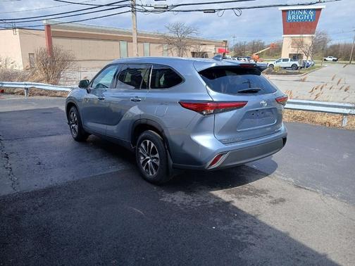 Moon Dust 2022 Toyota Highlander XLE