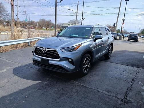 Moon Dust 2022 Toyota Highlander XLE