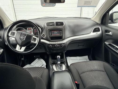 Olive Green Pearlcoat 2018 Dodge Journey SE