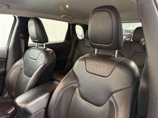 Granite Crystal Metallic Clearcoat 2019 Jeep Cherokee Limited
