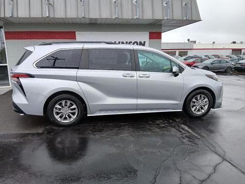Celestial Silver Metallic 2021 Toyota Sienna LE